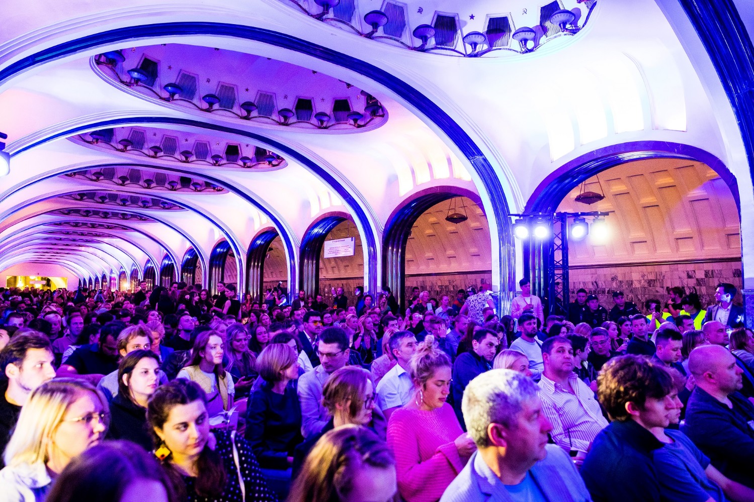 Фанаты сериала заполнили всю станцию.