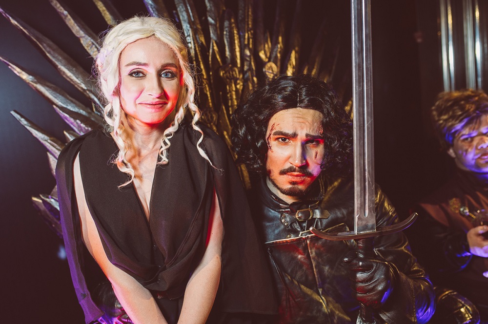 Прекрасная Дейнерис Таргариен и бессмертный Джон Сноу по очереди посидели на троне.