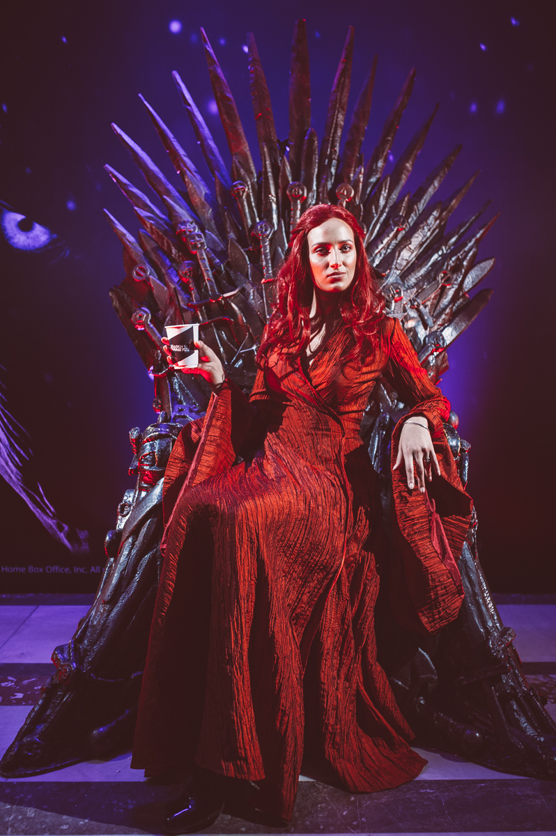 Красная жрица не смогла отказать себе в удовольствии посидеть на Железном троне.