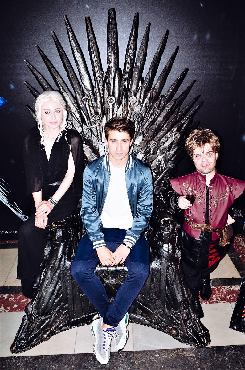 Виджей Артем Королев потеснил Джона Сноу на троне.