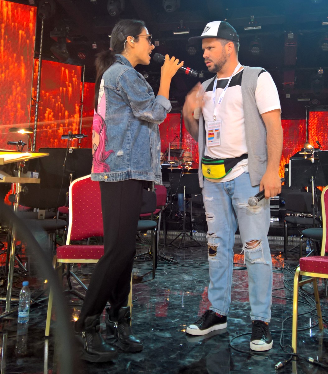 Интарс Бусулис репетирует со Златой Огневич.