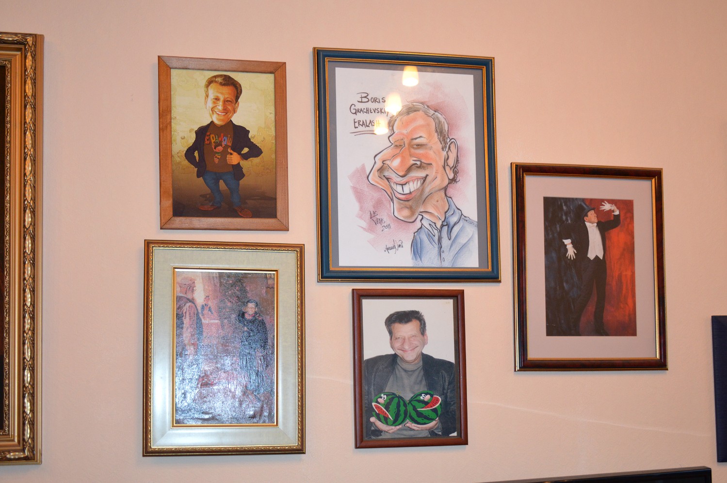 В кабинете Борис Юрьевич выделил целую стену для своих портретов и карикатур, которые дарили ему поклонники и небезызвестные представители мира сего.