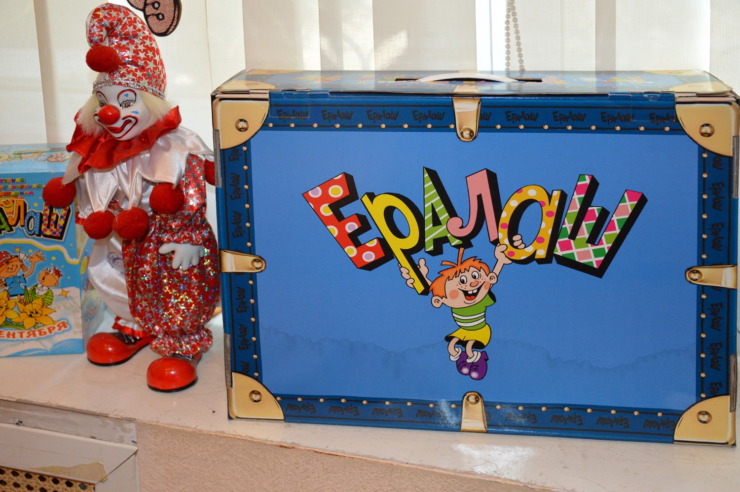 На широком подоконнике в кабинете режиссера почти не осталось места. Все заставлено продукцией для детей, произведенной под логотипом "Ералаш".