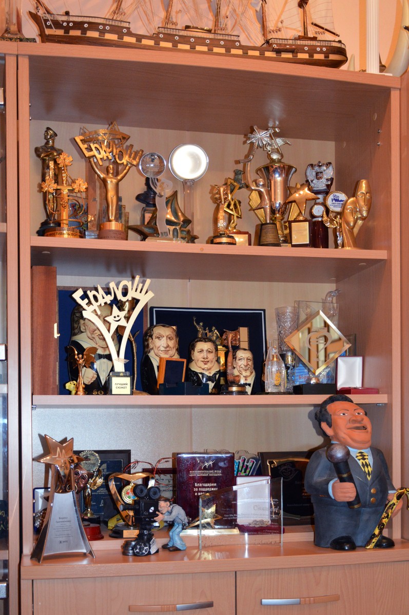 Указывая на полки с наградами, Борис Юрьевич отшучивается: "Всю жизнь собирал эту коллекцию!".