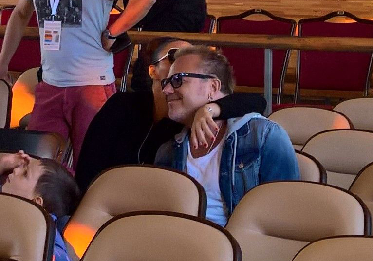 Ваенга рассказывала что-то веселое коллеге.