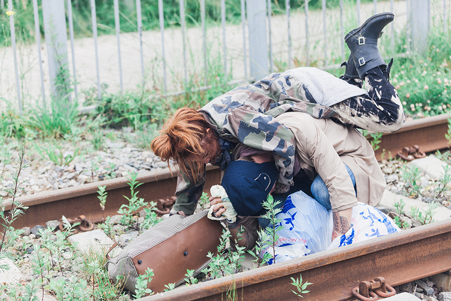 По задумке режиссера Вадима Шатрова, исполнительница и ее спутник изображают счастливых влюбленных, которым хорошо вместе в любой ситуации – независимо от того, кто они и где находятся.