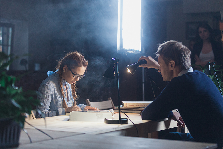 На площадке МакSим довелось примерить большие очки и забавную кофточку.