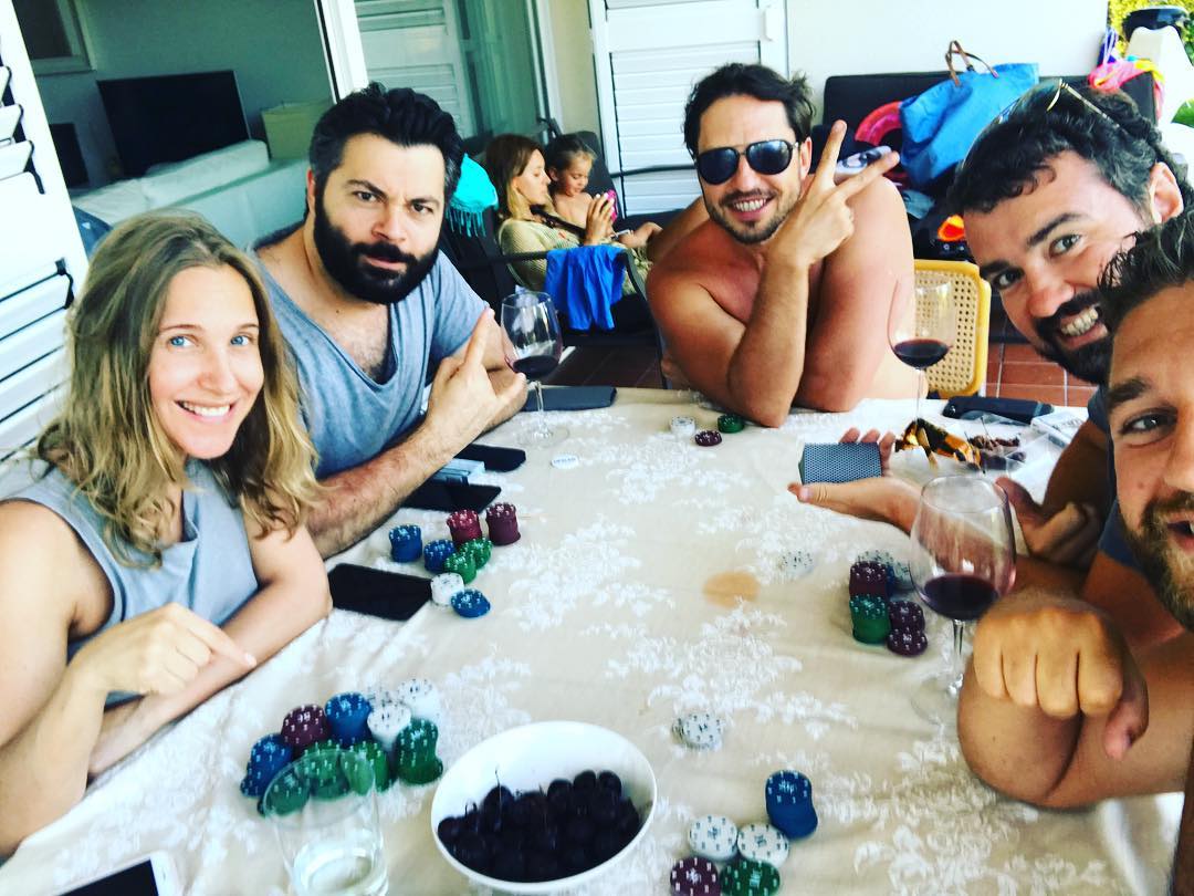 Юлия и Алексей проводят время весело в компании друзей.