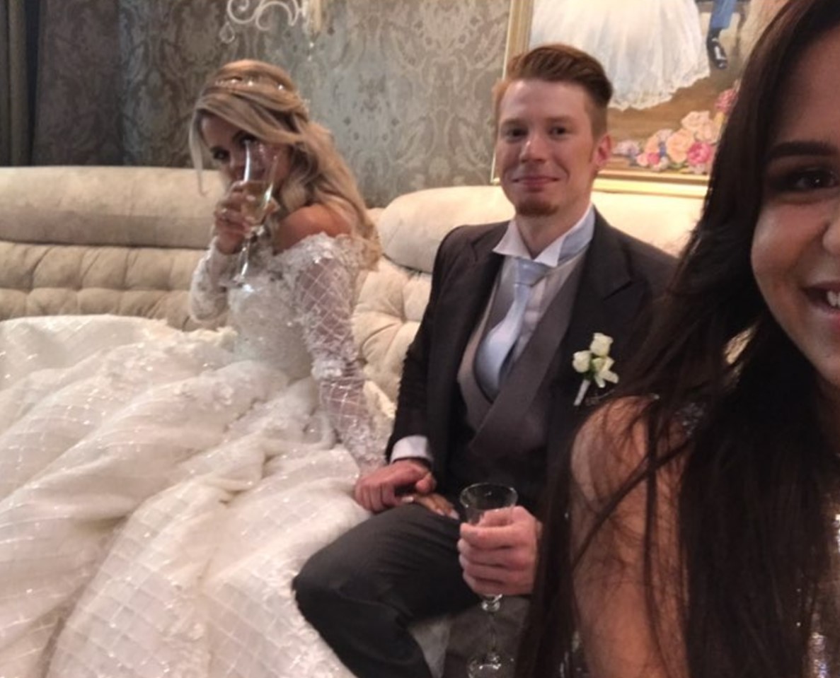 Пара очень счастлива и взволнована.