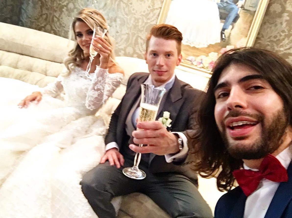 Для самого важного дня Алена выбрала шикарное белое платье, а Никита - классический костюм.