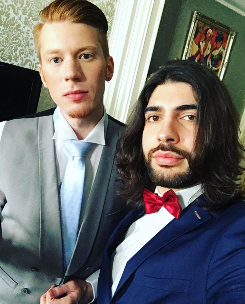 Никита весьма серьезен и собран в день свадьбы.