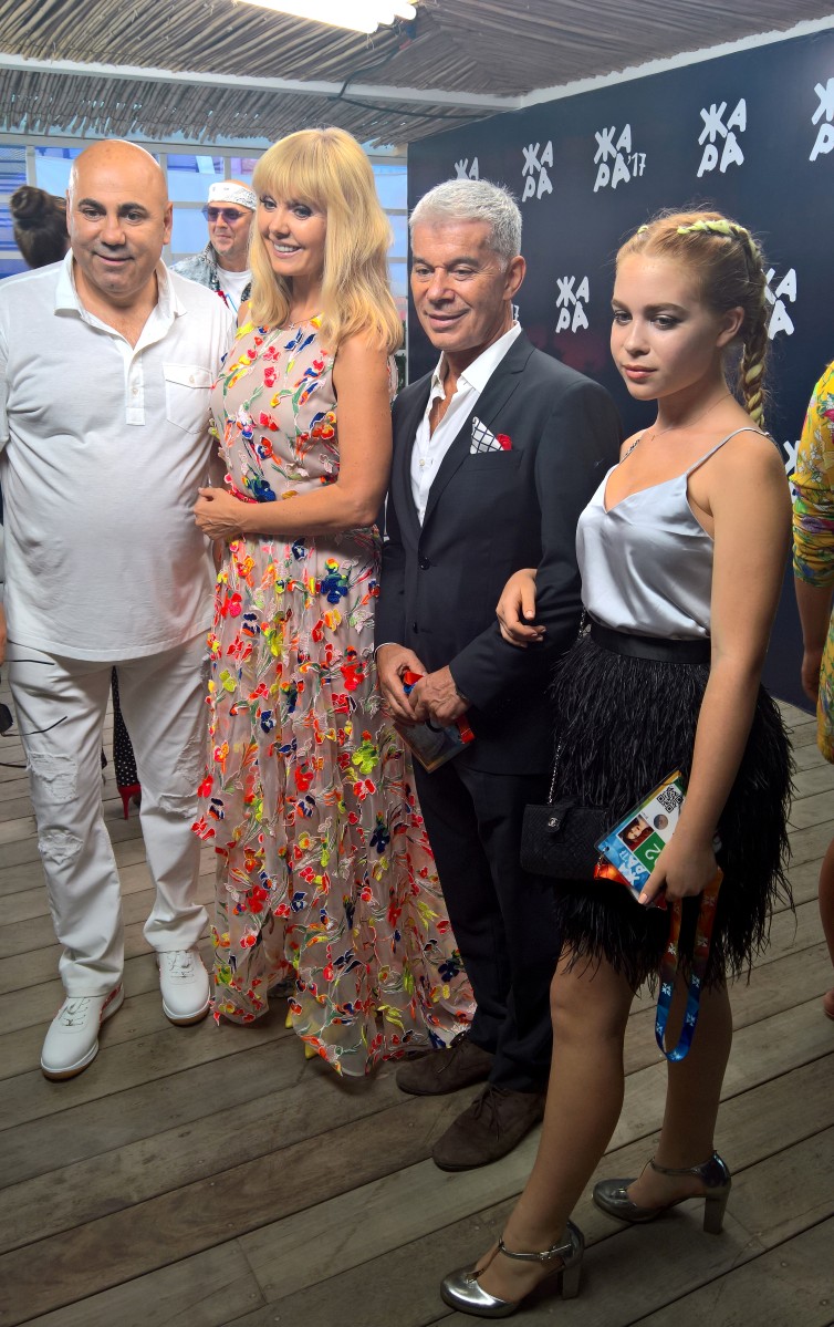 Олег Газманов познакомил дочь с Валерией и ее мужем.