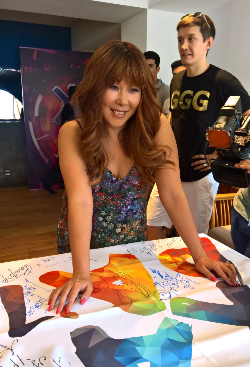 Анита Цой оставила автограф на флаге фестиваля.