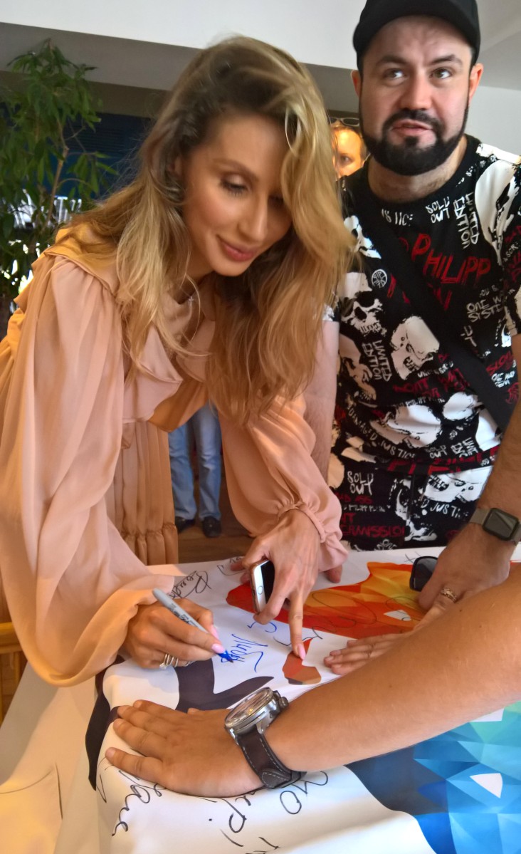 Светлану Лободу фанаты не оставляли ни на минуту.