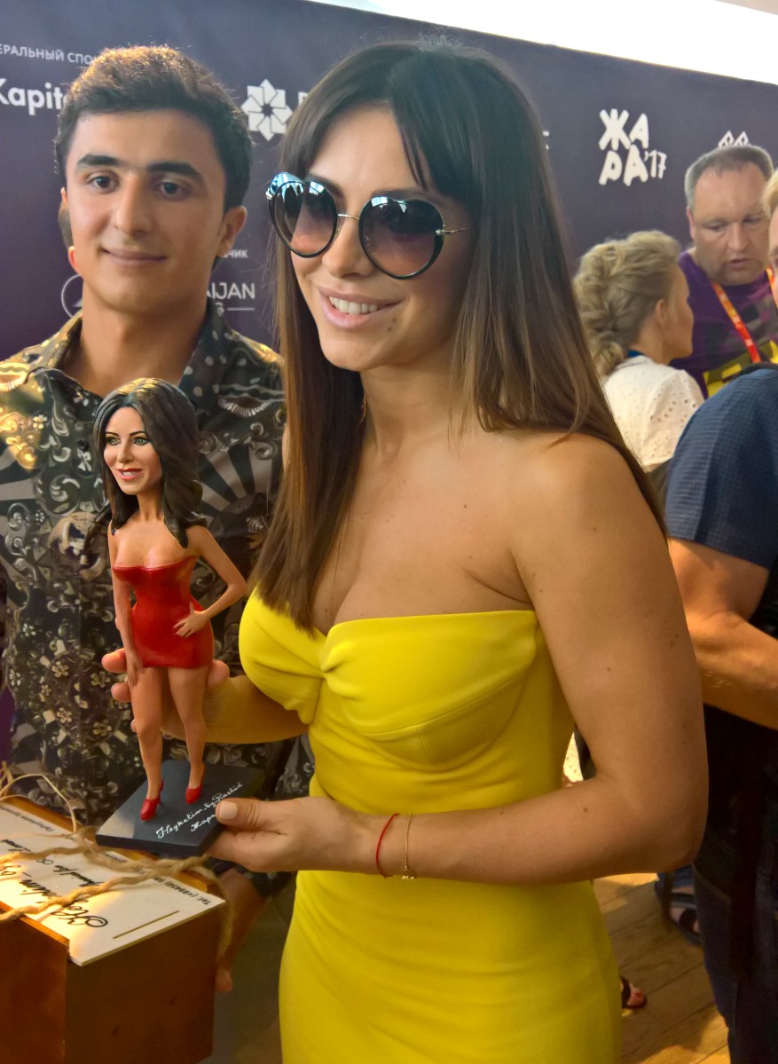 Ани Лорак подарили ее миниатюрную пластиковую копию.