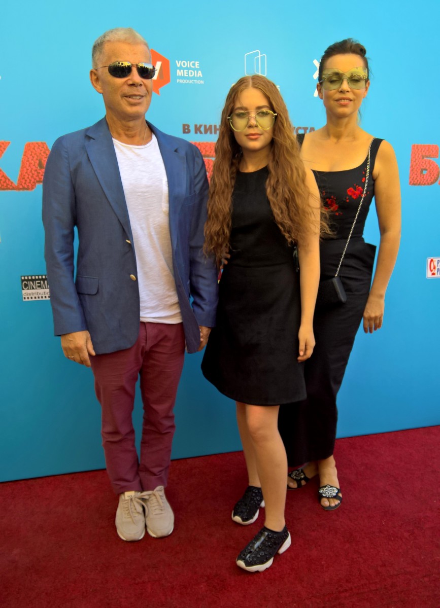 Олег Газманов пришел на премьеру с женой и дочерью.