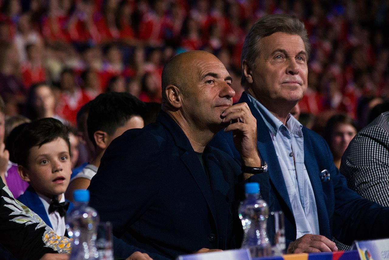 Персонально для Льва Лещенко Игорь Крутой написал четыре композиции - "Старый дворик", "Ястреб", "Моя и близкая, и дальняя" и "Девочка из прошлого".