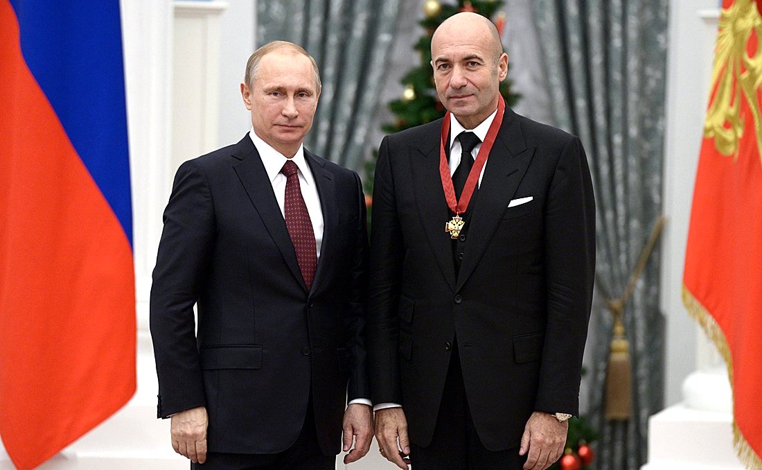 За свою работу Игорь Крутой получил ордена "За заслуги перед Отечеством" III и IV степеней, орден Дружбы, благодарность президента России, а также звания Народного артиста России, Народного артиста Украины и Заслуженного деятеля искусств РСФСР.