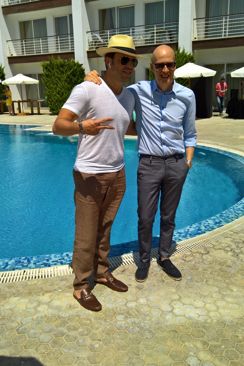 Ревва и Верник в знойный день держались поближе к воде.