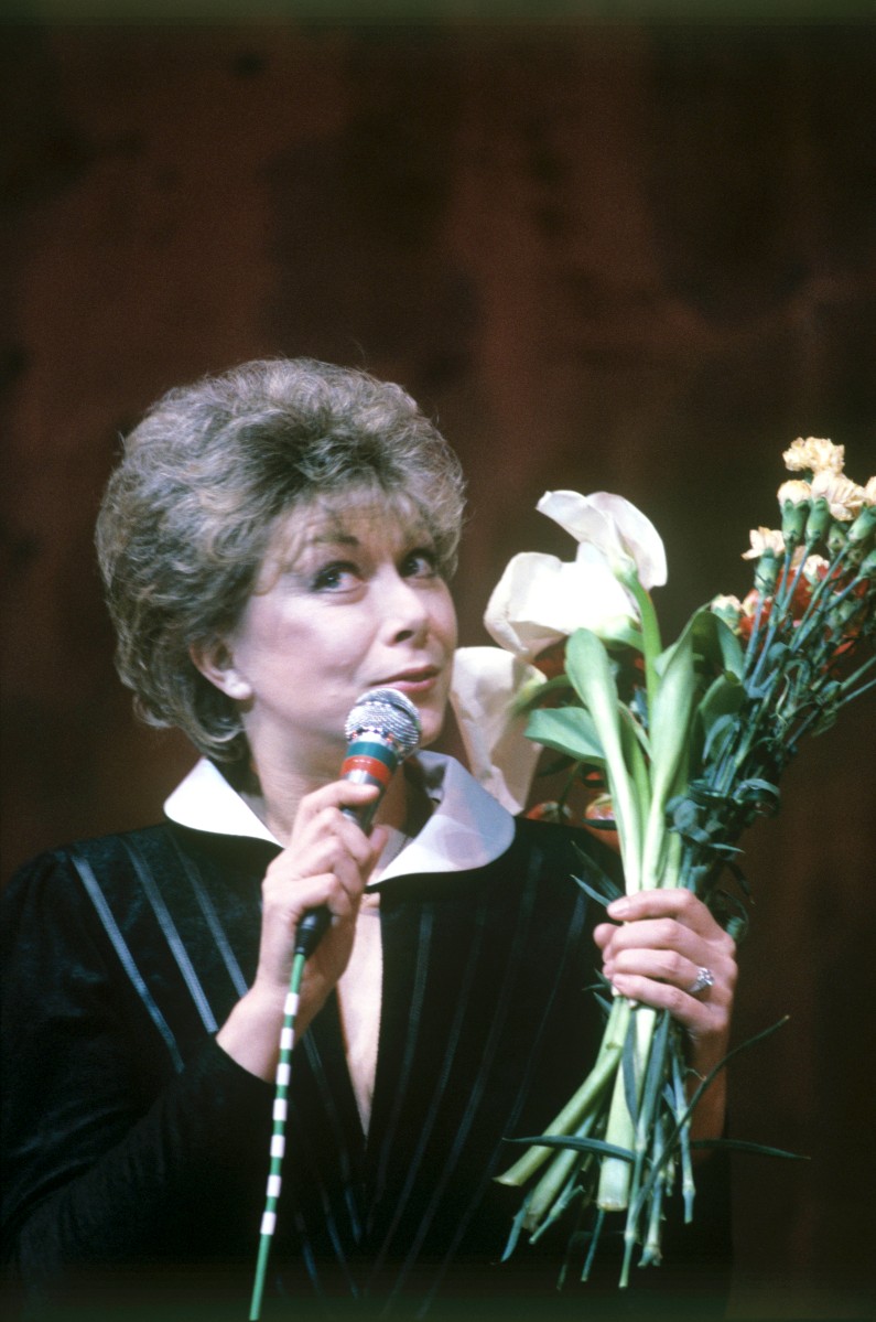 Годами Эдита Пьеха не меняла своего образа.