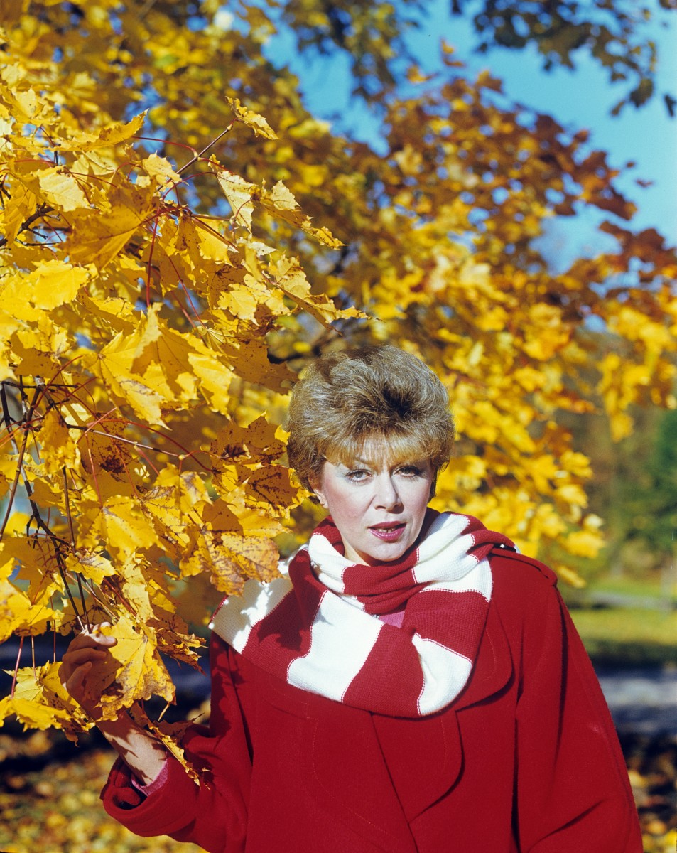 Возможно, причина в том, что Эдита Пьеха родилась в Европе.