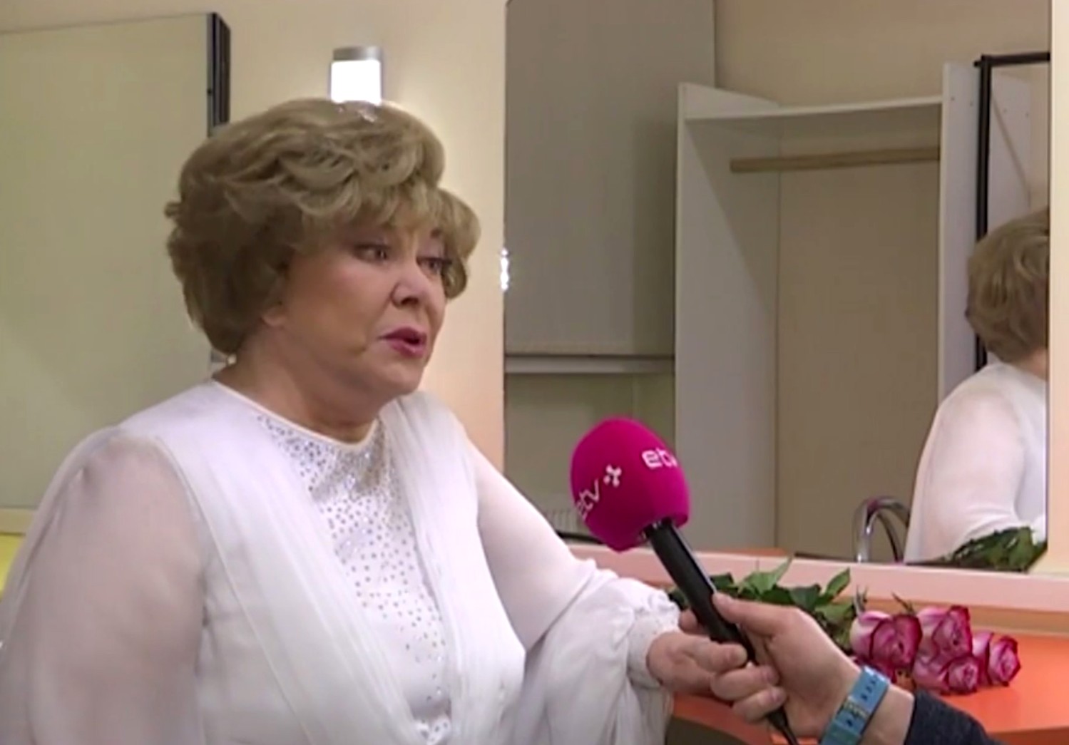 Пьеха носит короткую модную стрижку.