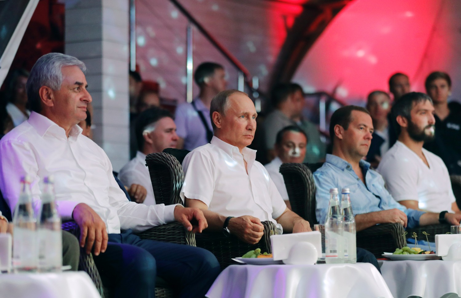 За схватками Путин наблюдал в компании президента Абхазии Рауля Хаджимбы, премьер-министра Дмитрия Медведева и хоккеиста Александра Овечкина.