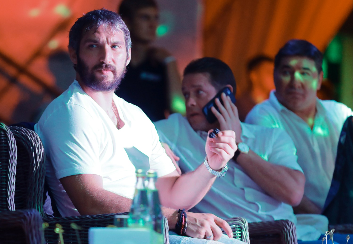 Примечательно, что Бок о бок с политиками места у ринга в первом ряду заняли лучшие хоккеисты страны разных эпох: Александр Якушев, Вячеслав Фетисов, Алексей Касатонов, Павел Буре (на фото в центре), Евгений Малкин.