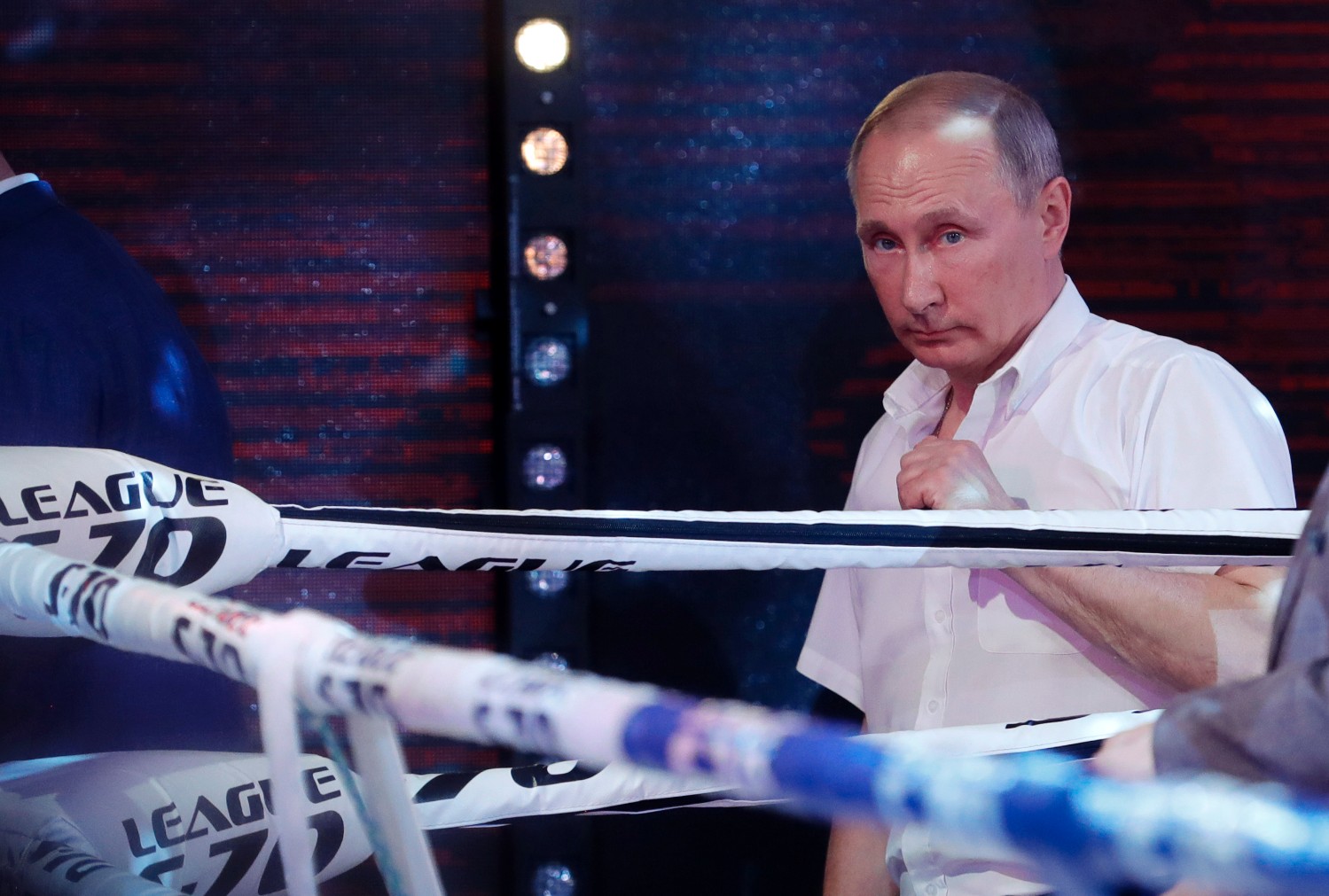 После официальной части российский лидер расстался со своим пиджаком, чтобы неформально сфотографироваться на ринге со всеми желающими.