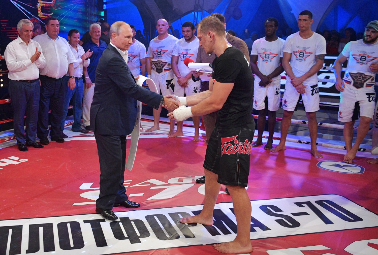Для награждения триумфатора на ринг поднялся президент России, который посещает турнир почти каждый год.