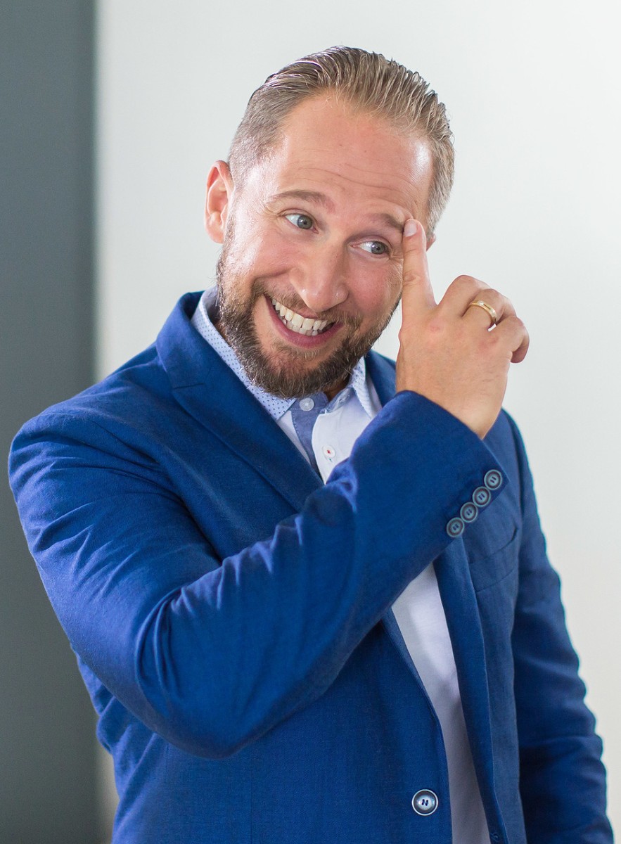 Впервые зрители увидели Кучеру на экранах телевизоров в 2001 году, когда его пригласили стать ви-джеем на канале Муз-ТВ.