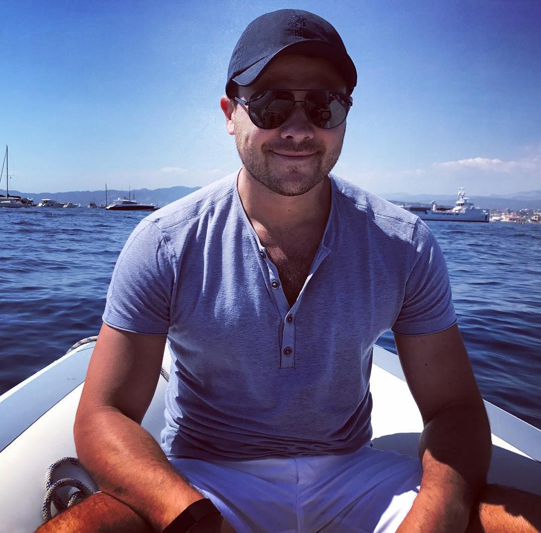 Певец Эмин.