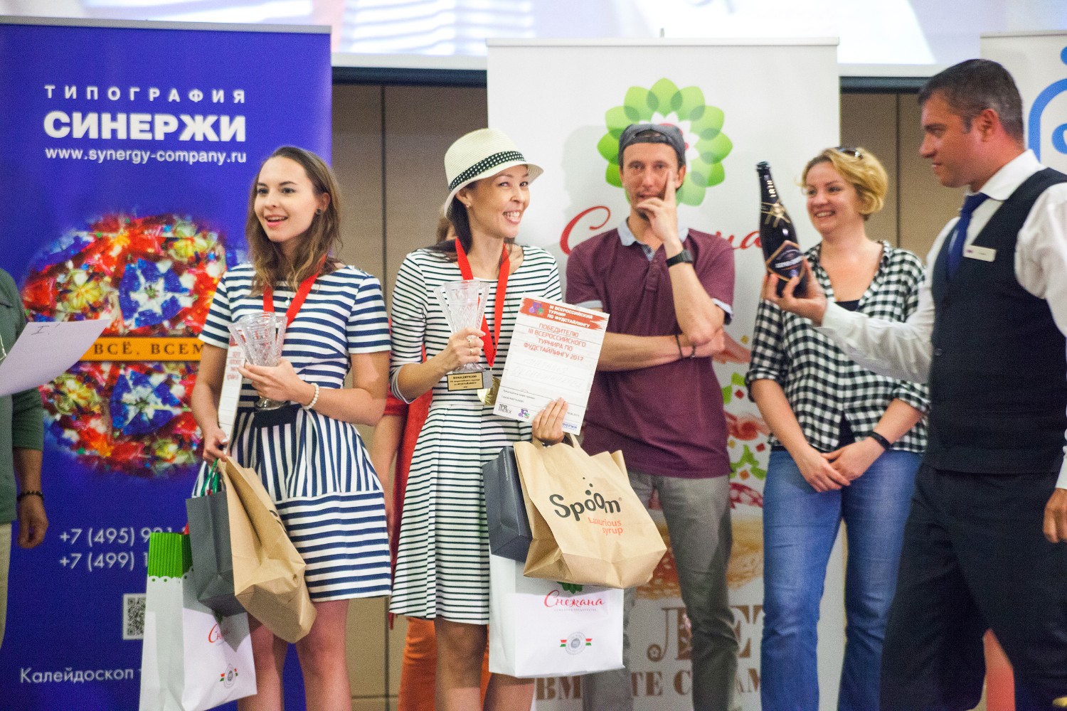 Гости и зрители смогли с расстояния вытянутой руки наблюдать за искусным процессом фотографов.