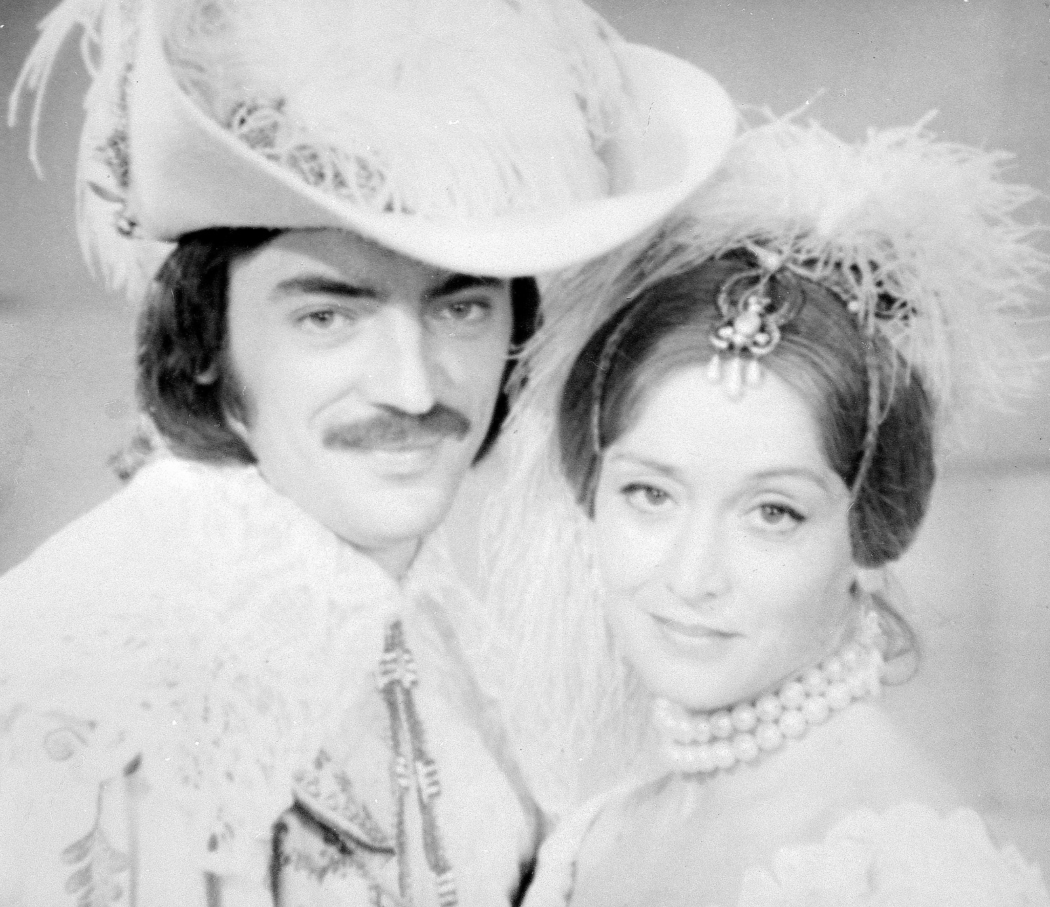 С Михаилом Боярским в картине "Собака на сене".