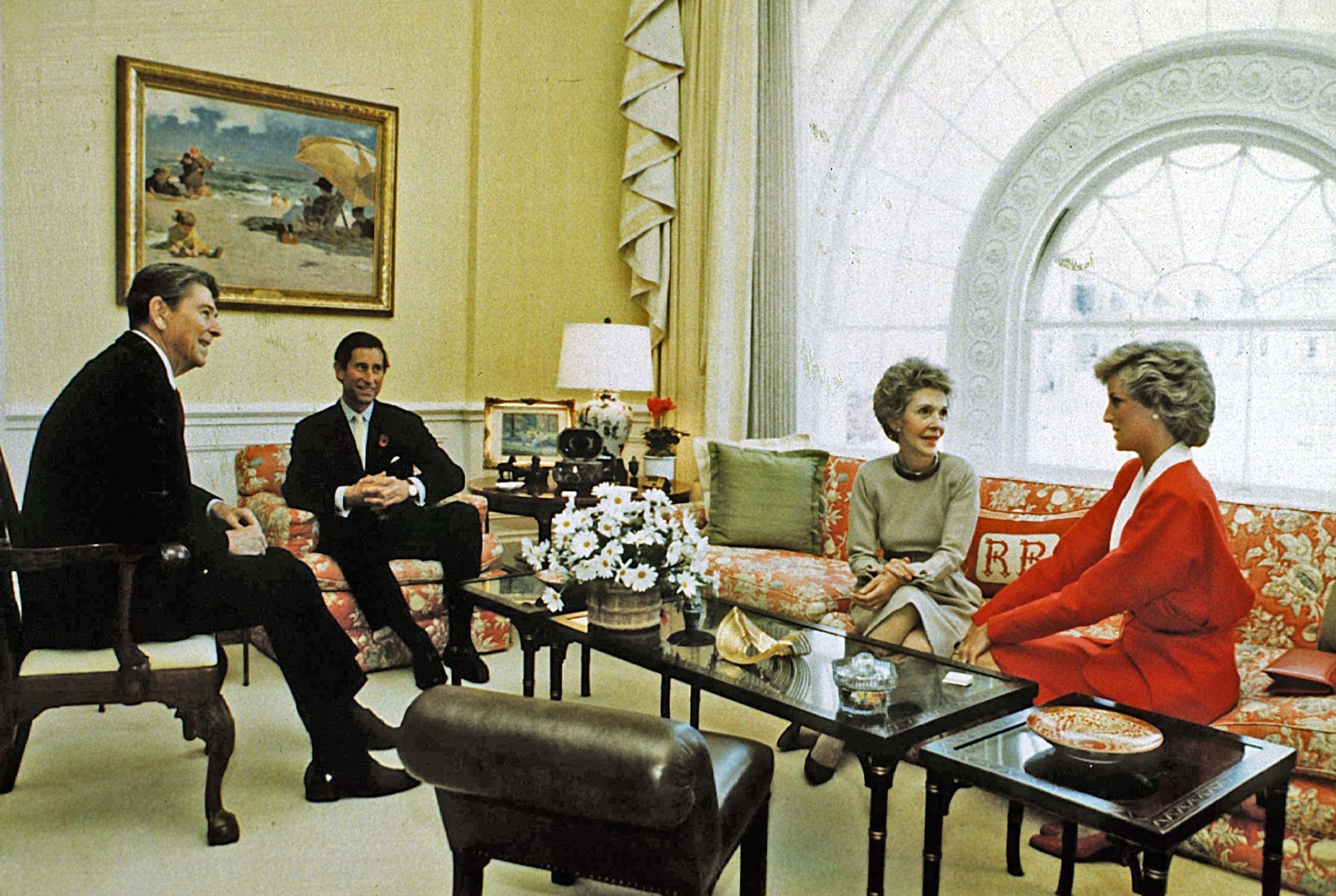 В ноябре 1985 супруги встретились с семьей Рейгана.