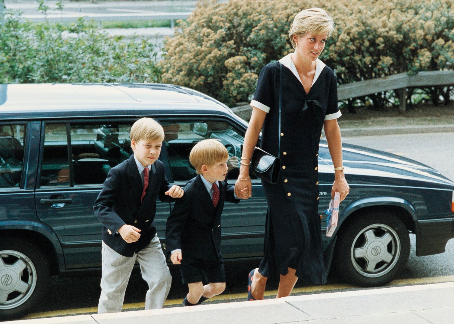 Диана с сыновьями Уильямом и Гарри (1990 год).