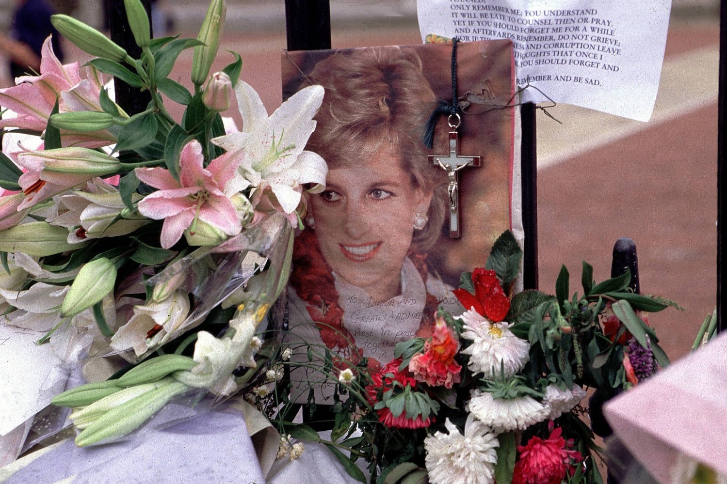 Несмотря на прошедшие годы, у принцессы Дианы не стало меньше фанатов.