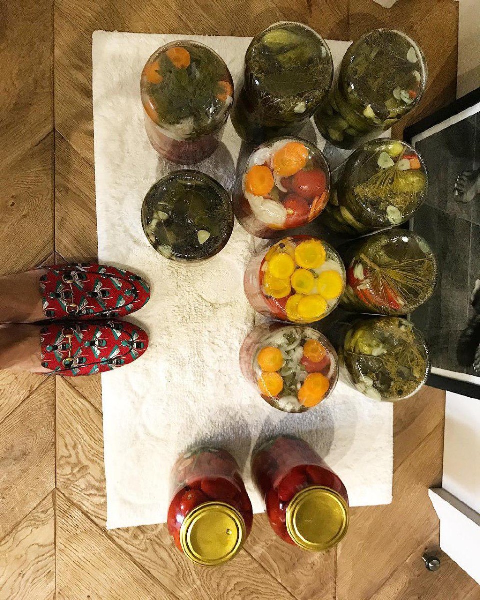 А еще красотка закрывает банки на зиму.