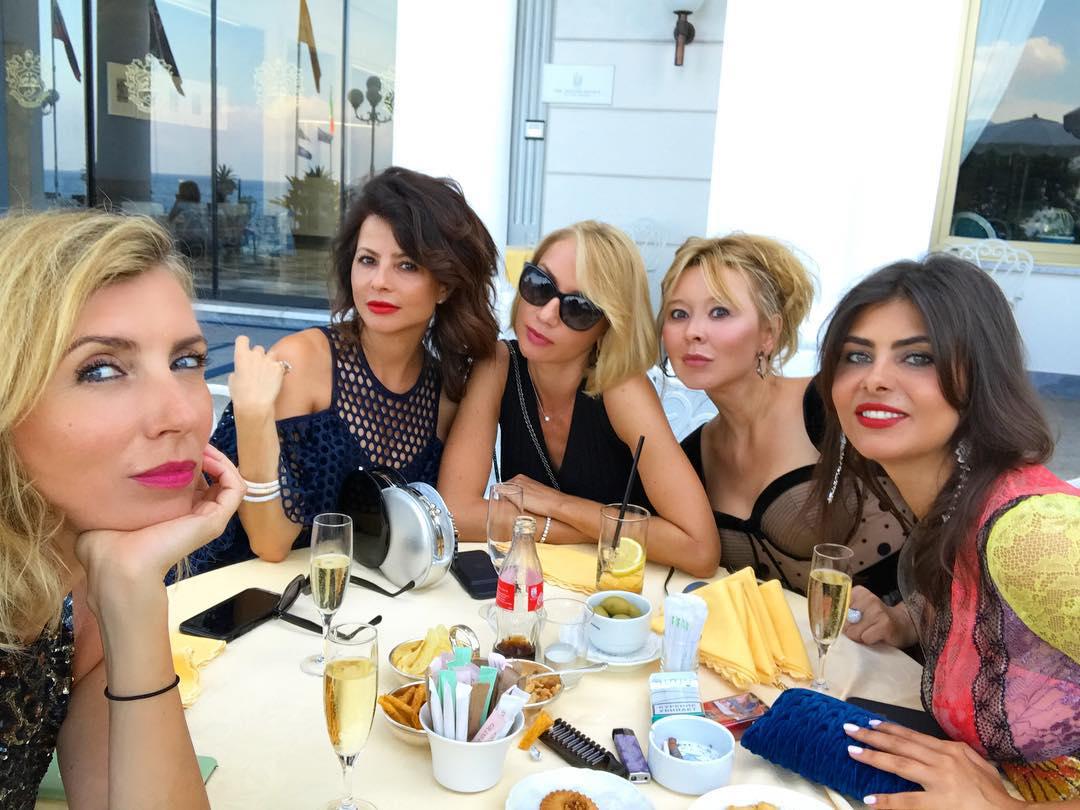 Отдых красотка проводит в компании подруг.