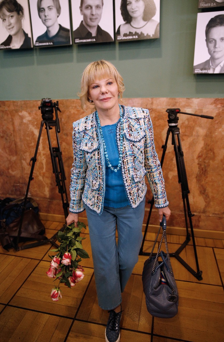 Актриса Александра Захарова выбрала для торжества наряд в серо-голубой гамме.