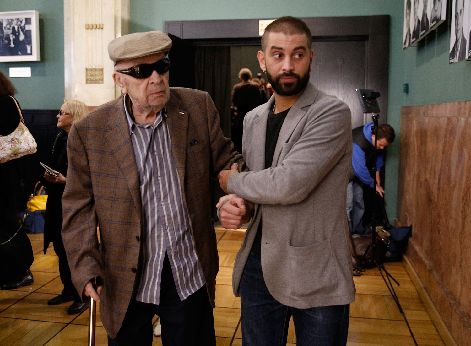 Значимое для театра мероприятие посетил и мэтр - актер Леонид Броневой (слева).