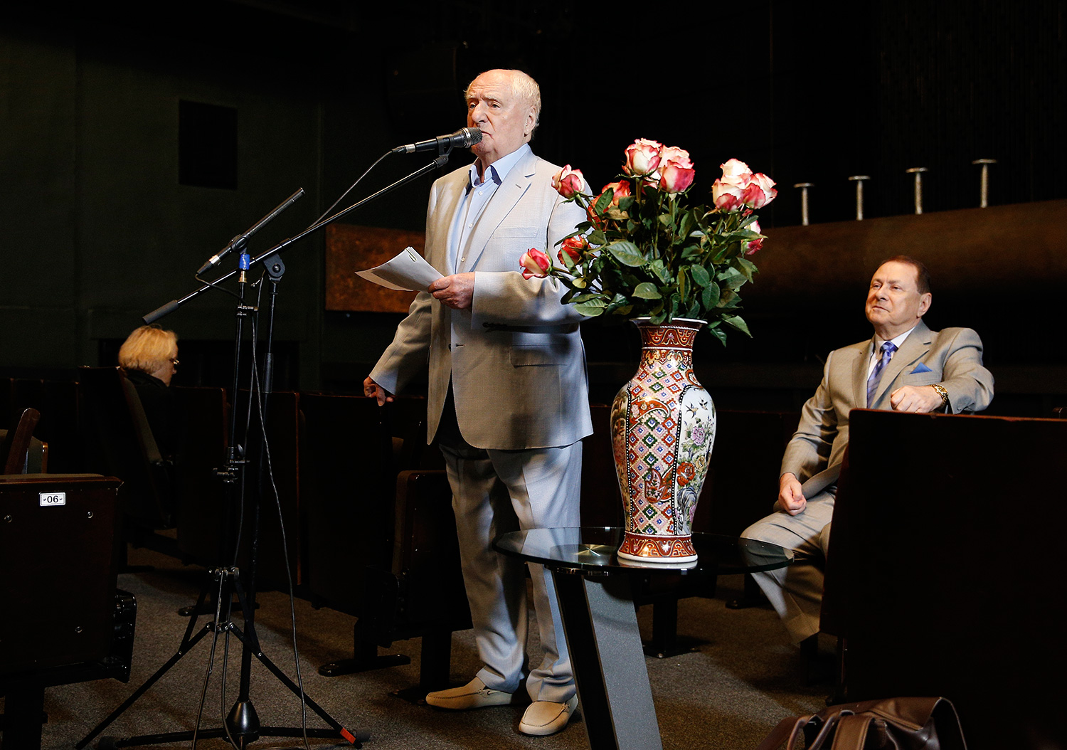 Перед гостями торжества выступает художественный руководитель театра "Ленком" Марк Захаров.