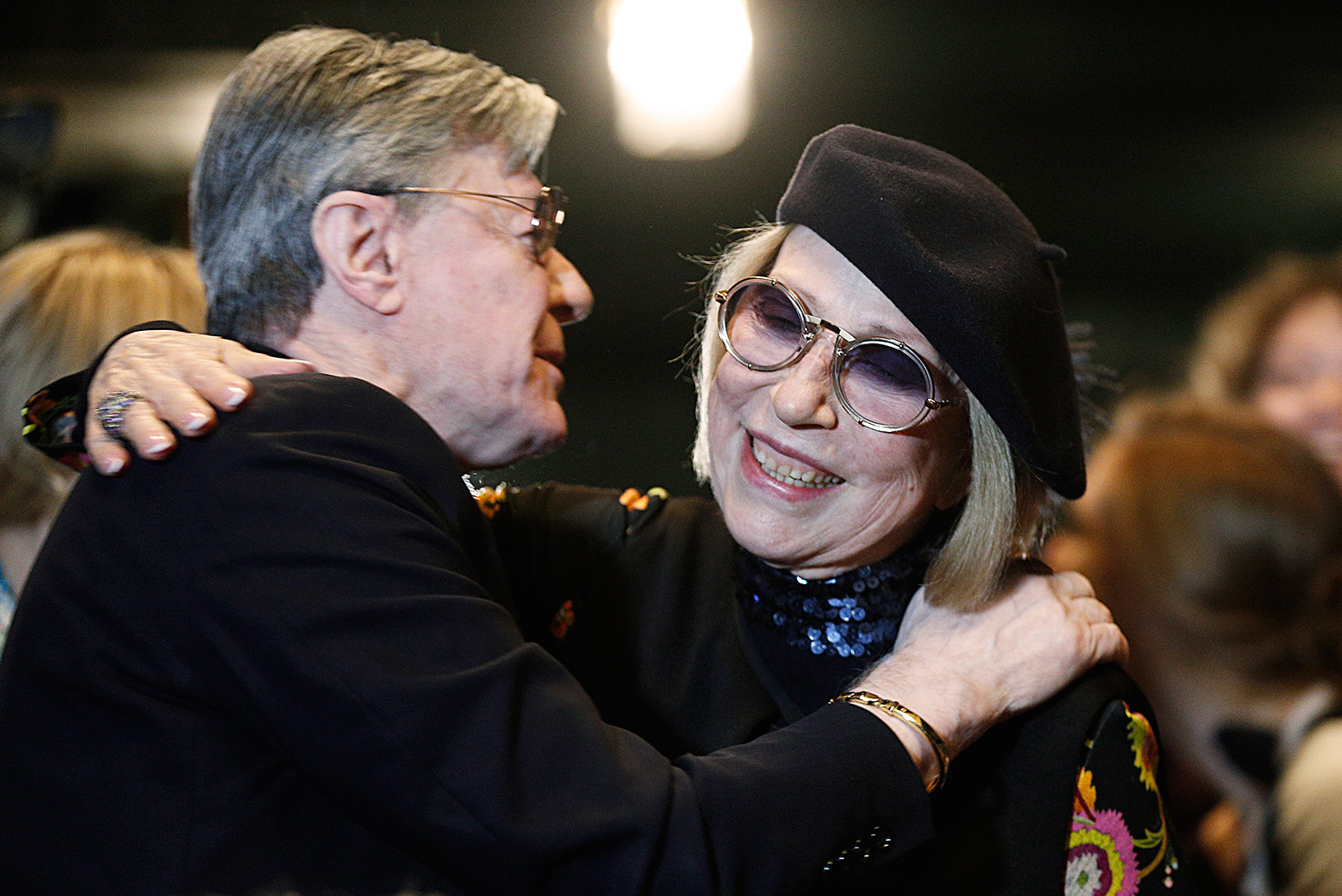 Актеры Александр Збруев и Инна Чурикова заключили друг друга в дружеские объятия.