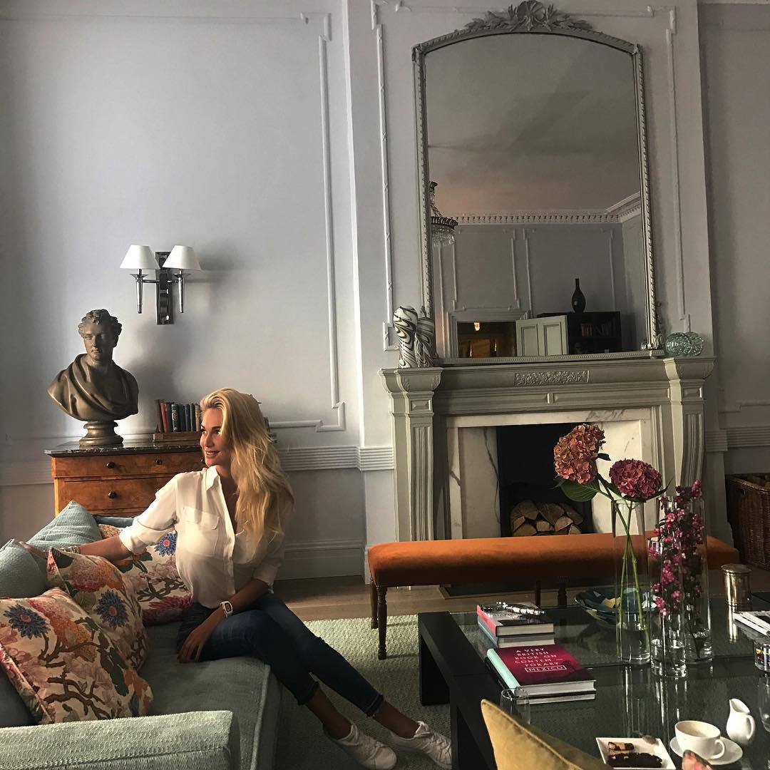 Жилью модели (пусть и не своему) можно только позавидовать.