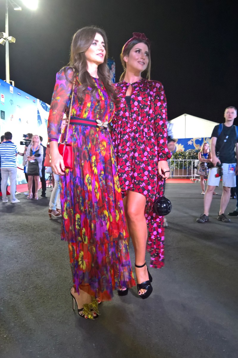 Жасмин и Ольга Крутая долго ворковали о чем-то.