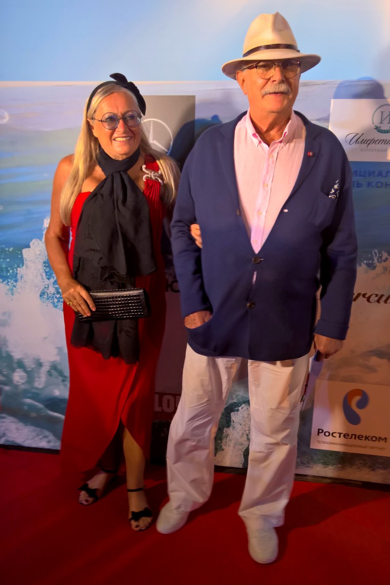 Никита Михалков приехал в Сочи с красавицей-женой.