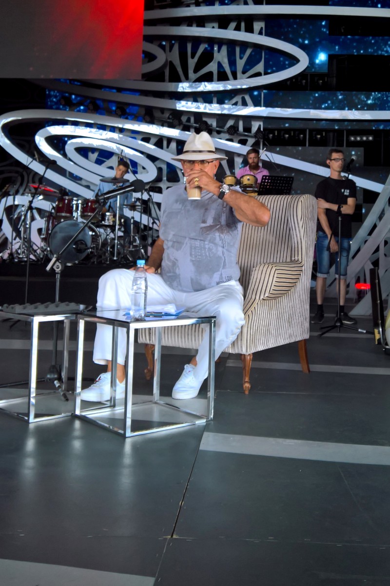 Мэтр Михалков пил и слушал.