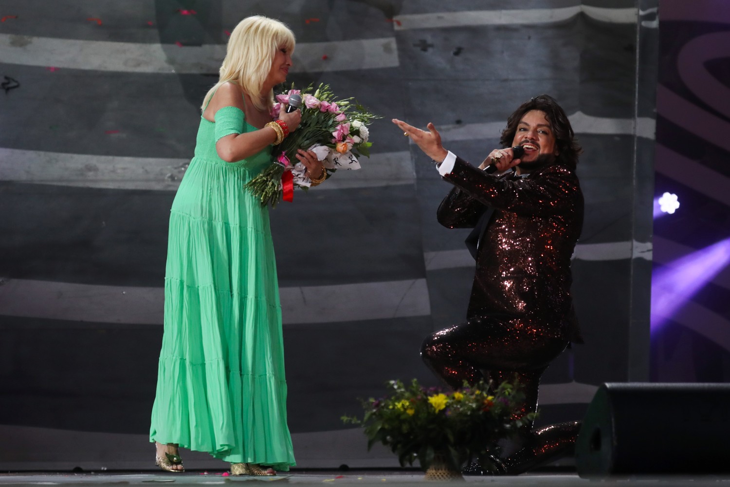 Филипп Киркоров встал на одно колено перед Ириной Аллегровой.