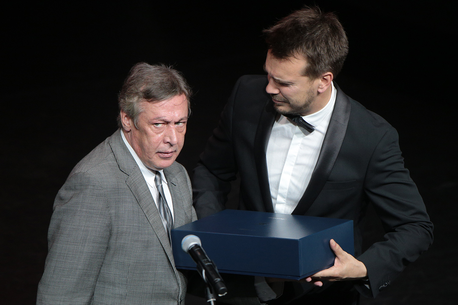 Актер Михаил Ефремов (слева), получивший приз в номинации "Актер года", на церемонии вручения премии "Человек года" по версии журнала GQ в "Барвиха Luxury Village".