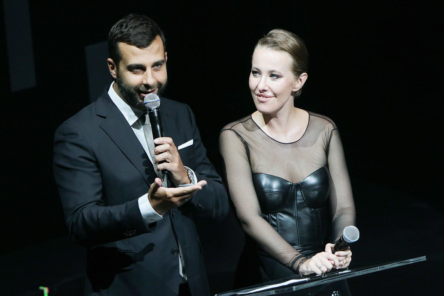 Телеведущие Иван Ургант и Ксения Собчак.